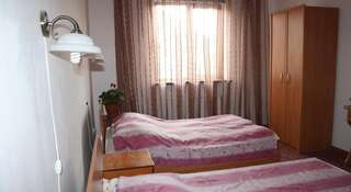Гостиница Кипарис Орловка Номер с 2 двуспальными кроватями "queen-size" (160х200см)-3